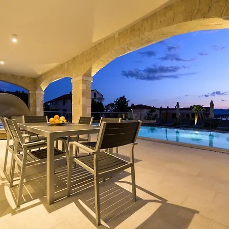 Luxury Loma בית הארחה 4*