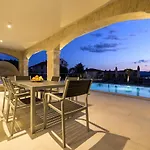Luxury Loma Guest house 4*