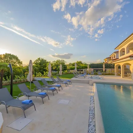 בית הארחה Luxury Loma 4*